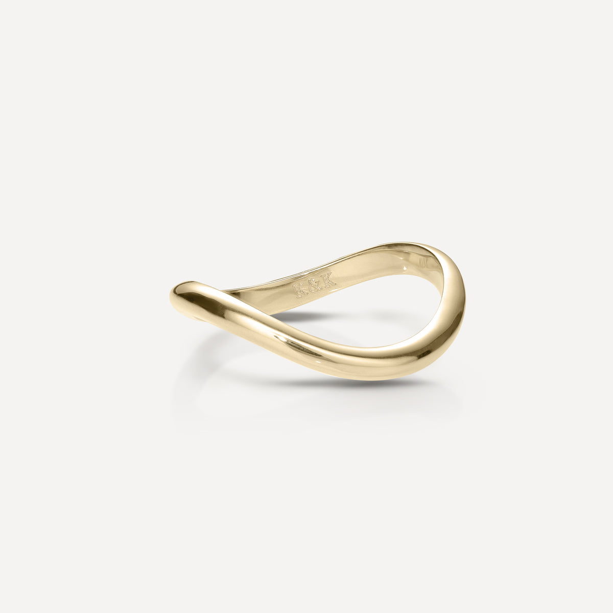 Elegant gold wave ring on a light background, featuring a modern, twisted design. Perfect for luxury jewellery enthusiasts.